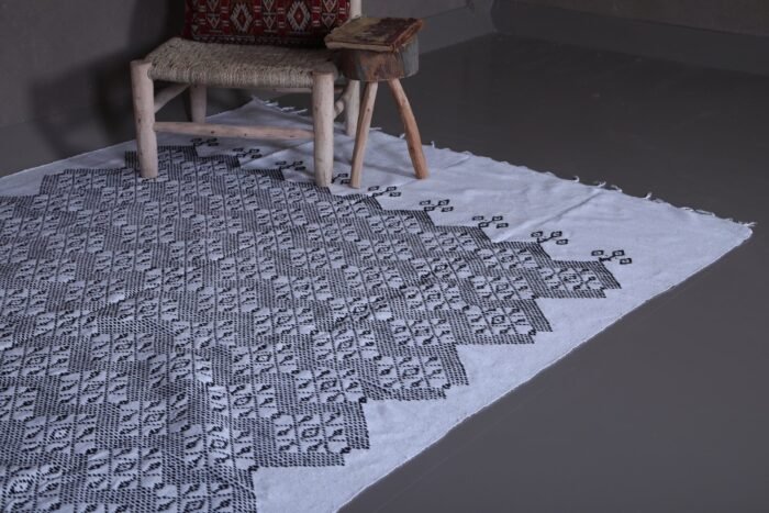 vintage Moroccan kilim rug – handmade Berber rug with flat weave in black and white