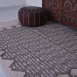 handwoven Moroccan kilim – flat woven blanket in beige and black – 6.2 x 9 feet