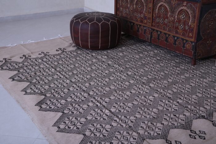 handwoven Moroccan kilim – flat woven blanket in beige and black – 6.2 x 9 feet