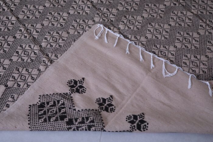 Handwoven Moroccan Cotton Throw – Beige & Black Kilim Rug - Image 8