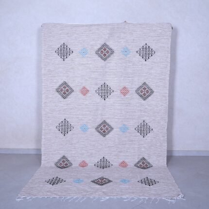Moroccan man with authentic colorful kilim rug – 5.5 x 9.1 feet – handwoven Bohemian Berber carpet