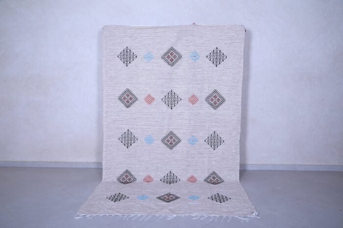 Moroccan man with authentic colorful kilim rug – 5.5 x 9.1 feet – handwoven Bohemian Berber carpet