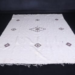 white Moroccan kilim rug – handmade flat woven Berber style