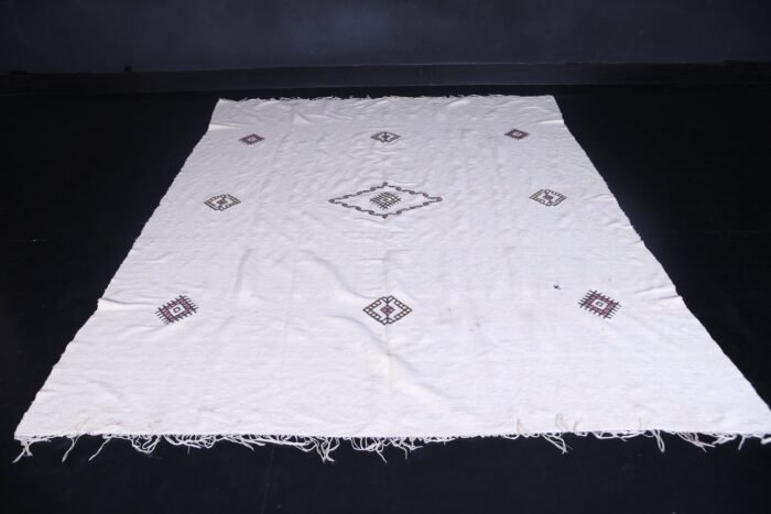 white Moroccan kilim rug – handmade flat woven Berber style