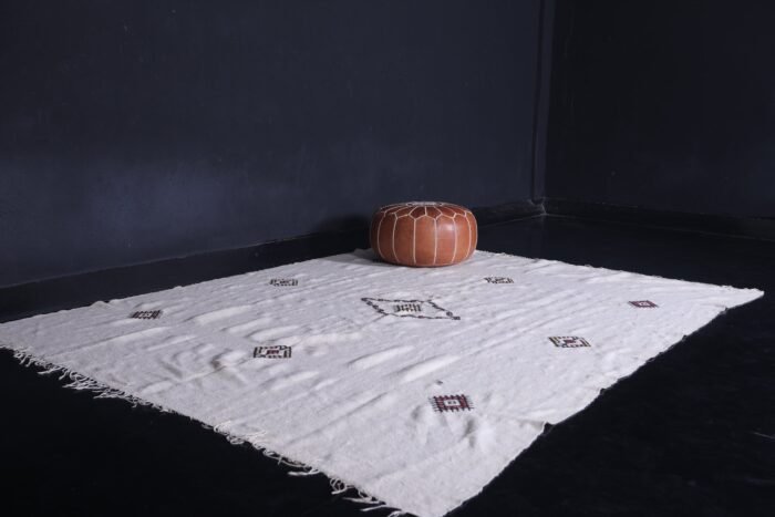 Moroccan Berber kilim rug – 6.2 x 9.2 feet – white flat woven design